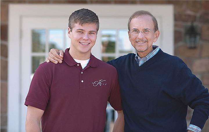 Michael (Mick) J. Kittredge III y Michael J. Kittredge II en Kringle Candle en Bernardston, MA.